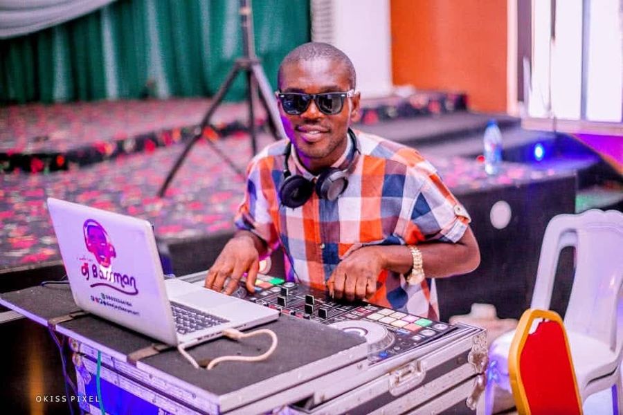 Deejay Bassman mixing on Pioneer controller